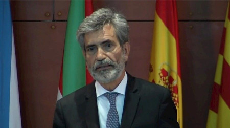 Lesmes expresa el "enorme pesar" por la ausencia del Rey y no pasan de ahí porque los ascensos los tiene Sánchez