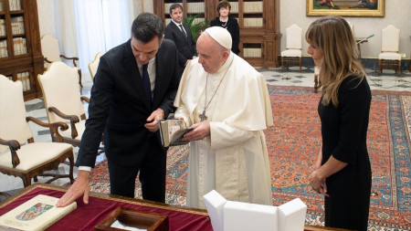 Llega el Santo Padre y Pedro S&aacute;nchez se agarra como una garrapata a su sotana.   Carlos Magdalena 
