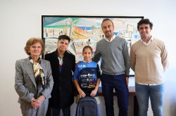 López Estrada felicita a la jugadora de la ETM Eloísa Barreda por sus éxitos con la selección española U1