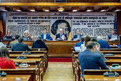 L&oacute;pez (RTVE) denuncia "amenazas" e "insultos" de PP y Vox, que le echar&aacute;, "si hace falta, a patadas"