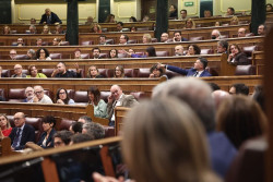 Los 213 diputados que dejan de serlo este martes podr&aacute;n cobrar una indemnizaci&oacute;n de entre 7.300 y casi 9.600 euros
