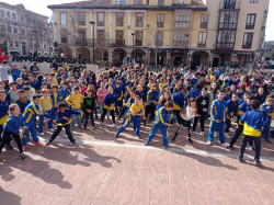 Los alumnos de El Salvador reparten mensajes positivos en Torrelavega por el Día de la Felicidad