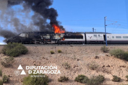 Los bomberos de la DPZ trabajan en la extinci&oacute;n del incendio que afecta a la locomotora de una AVE en Ricla