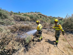 Los bomberos forestales de Arag&oacute;n dicen que combaten el fuego "al l&iacute;mite" y mantienen la huelga desde el 18 de agosto y S&aacute;nchez en la tumbona