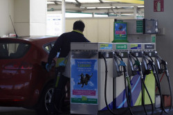 Los carburantes prosiguen a la baja en el arranque de 2026 y suman un abaratamiento de hasta casi el 5%