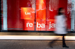 Los comerciantes c&aacute;ntabros afrontan sin altas expectativas la rebajas y con la vista puesta en el verano