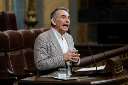 Los comunistas de Sumar culpan a  Aznar de la violencia por visitar Ceuta