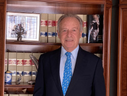 Los del PSOE y los del PP deberían empezar a pensar más en Cantabria y menos en Madrid. por Carlos Magdalena