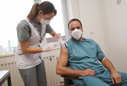  Los farmac&eacute;uticos  denuncian que   "faltan vacunas" y ofrecen a las CCAA su colaboraci&oacute;n