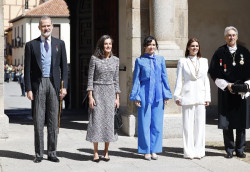Los h&eacute;roes quijotescos de Luis Mateo D&iacute;ez acaparan el Premio Cervantes con la atenta presencia de S&aacute;nchez y Ayuso