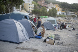 Los inmigrantes vuelven a ocupar la playa de El Trampol&iacute;n de Ceuta tras ser desalojado para la limpieza