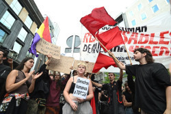 Los manifestantes regresan desde el Congreso a Sol tras el `no` al primer decreto: "Sus beneficios, nuestra miseria"