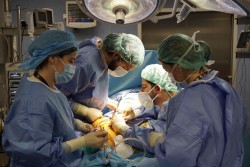 Los médicos cántabros realizarán este verano actividad quirúrgica extraordinaria para seguir reduciendo las esperas