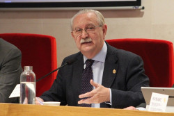 Los m&eacute;dicos dan un "aprobado raspado" a Illa antes de marcharse de elecciones