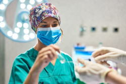 Los m&eacute;dicos, tras dos a&ntilde;os de vacunaci&oacute;n contra la COVID-19: "Ha resultado esencial"