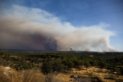 Los medios a&eacute;reos se reincorporan al incendio de Niebla tras una noche de trabajos por tierra