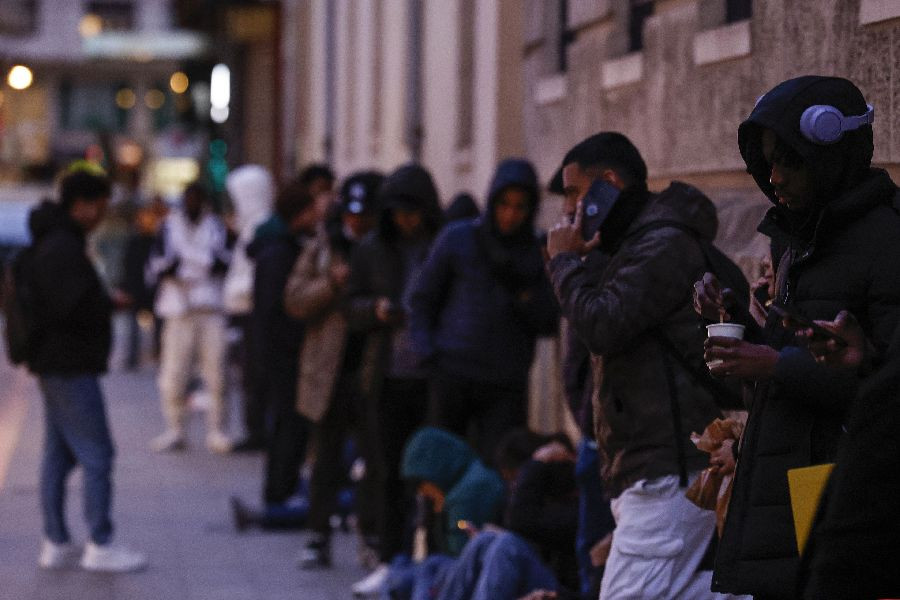 Los migrantes que accedan a la regularizaci&oacute;n tendr&aacute;n que residir en Espa&ntilde;a despu&eacute;s de las advertencias de Bruselas a S&aacute;nchez