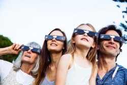 Los &oacute;pticos destacan la "elevada protecci&oacute;n" que ofrecen las gafas adecuadas para observar un eclipse solar