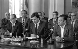 Los PGE de Sánchez e Iglesias en estado embrionario 