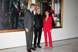 Los Reyes admiran junto a Annie Leibovitz sus retratos para el Banco de Espa&ntilde;a