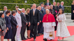 Los Reyes y S&aacute;nchez reciben a Le&oacute;n XIV en el aeropuerto y se escuchan los primeros &iexcl;Viva el Papa!