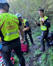 Los servicios de rescate portean a un motorista herido en Camale&ntilde;o