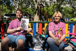 Los `swifties` esperan a Taylor Swift en el Bernab&eacute;u con sacos de dormir, crema solar y sin pa&ntilde;ales: "Pedimos respeto"