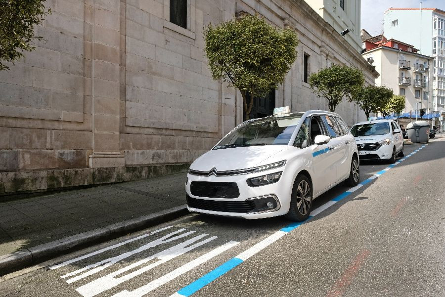 Los taxistas c&aacute;ntabros recurren la ordenanza de la ZBE de Santander que  les "equipara a los veh&iacute;culos VTC"