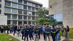Los trabajadores de Sidenor trasladan sus movilizaciones a Santander y se concentran ante Industria