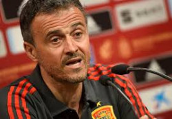 Luis Enrique defiende a De Gea ante la estatua que hizo en el gol que no lo vi&oacute;