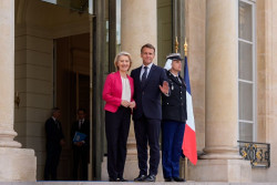 Macron y Von der Leyen coinciden en reforzar la industria europea y la protecci&oacute;n de menores en l&iacute;nea