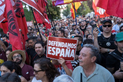 Manifestantes se concentran ante la Embajada de Marruecos en Madrid por la crisis migratoria en Ceuta