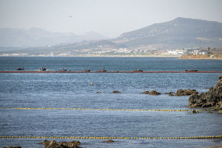 Marlaska se propone  sustituir la barrera flotante que se ha hundido por boyas