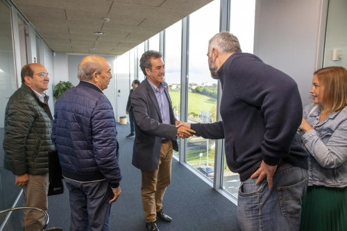 Martín mediará con Adamo para agilizar la banda ancha en el polígono de Cartes y estudiará un nuevo aparcamiento