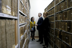 Martínez Abad visita el fondo antiguo y los incunables de la Biblioteca Central con motivo del Día del libro