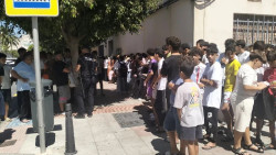 M&aacute;s de 200 menores marroquies se aglomeran a las puertas de la Comisar&iacute;a de Ceuta para ser registrados