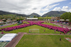  Más de 7.000 personas participan en el `Lazo rosa` de Luchamos por la Vida, que no consigue el Récord Guinness