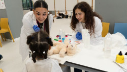 M&aacute;s de un millar de ni&ntilde;os han participado en el `Hospital de los ositos` de Medicina en la &uacute;ltima d&eacute;cada