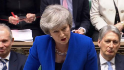 May sobrevive a la moción de censura tras cosechar una histórica derrota en la votación sobre el Brexit