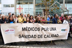 M&eacute;dicos de Atenci&oacute;n Primaria se concentran ante el Gobierno y piden el cese del consejero de Sanidad
