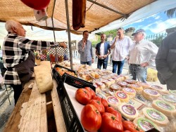 Medio centenar de artesanos participan en la primera Feria Agroalimentaria de Los Corrales