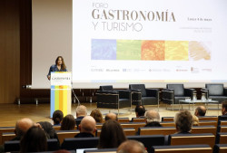 Medio centenar de profesionales abordan el turismo y la gastronom&iacute;a como motor de desarrollo en Uneatl&aacute;ntico