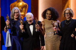 Mel Brooks y Angela Bassett reciben sus Oscar honor&iacute;ficos