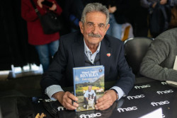 Miguel &Aacute;ngel Revilla dice que Sant Jordi es "algo &uacute;nico en Espa&ntilde;a" y que nunca falta