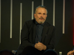 Miguel Bos&eacute; anuncia nuevo disco y gira para 2024: "Estoy en paz con mis recuerdos"