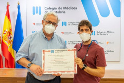 Miguel Molina recibe el primer premio del II Certamen de Casos Cl&iacute;nicos para MIR del Colegio de M&eacute;dicos