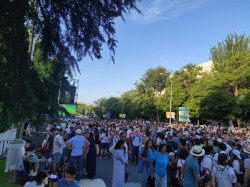 Miles de fieles esperan ya al Papa en Cibeles tras ocupar sus puestos a la carrera