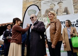 Miles de personas acuden a la Feria de la Alubia de Casar de Periedo que entrega su `Alubia de Oro` a Antonio Resines