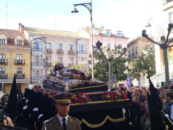 Miles de personas contemplan el solemne traslado del `Cristo Yacente` en Valladolid