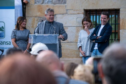 Miles de personas se dan cita en la Feria de la Alubia de Casar de Periedo que nombra a Jorge Sanz `Alubiero Mayor`